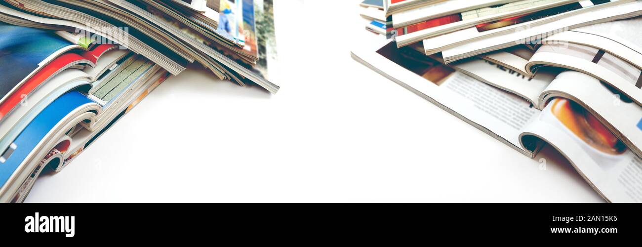 Zeitung und Zeitschrift. Unterhaltung und Freizeit. Veröffentlichung im Magazin und Buchhintergrund. Modeartikel und Katalogdesign über weiß Stockfoto