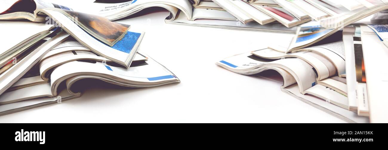 Zeitung und Zeitschrift. Unterhaltung und Freizeit. Veröffentlichung im Magazin und Buchhintergrund. Modeartikel und Katalogdesign über weiß Stockfoto
