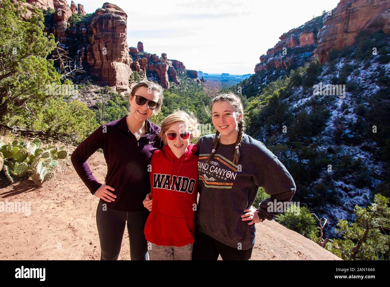 Familienfotos aus Sedona, Arizona, die Tour über rote Felsen machen. Stockfoto