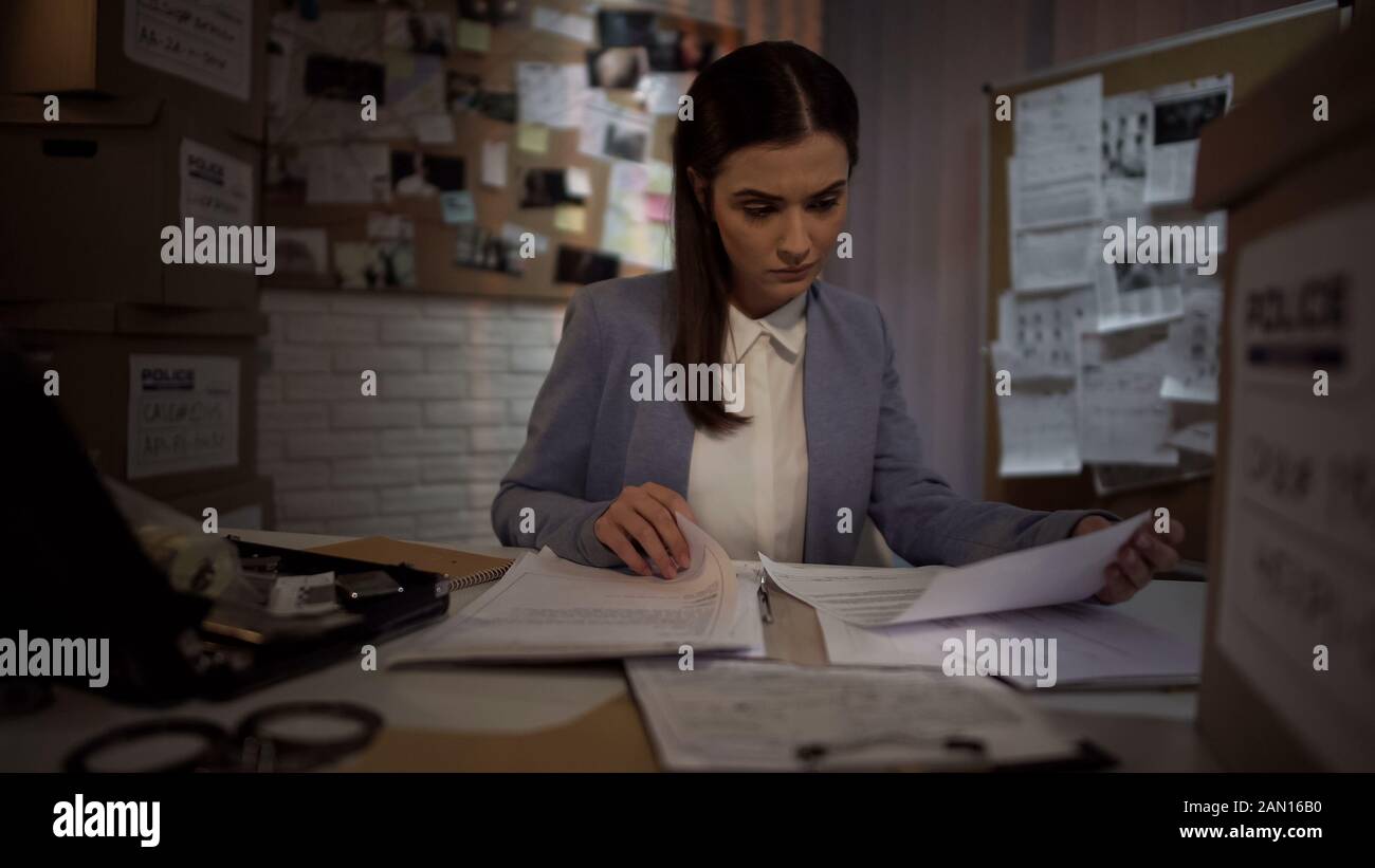 Harter weiblicher Ermittler, der versucht, Hinweise auf eine Lösung für Raubüberfälle zu finden, Gesetz Stockfoto