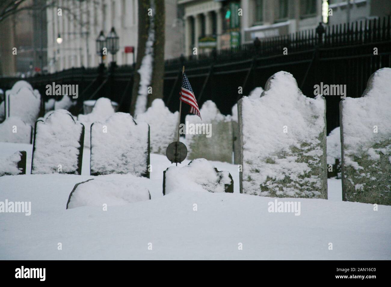 Gab yard In New York mit Schnee und die amerikanische Flagge Stockfoto