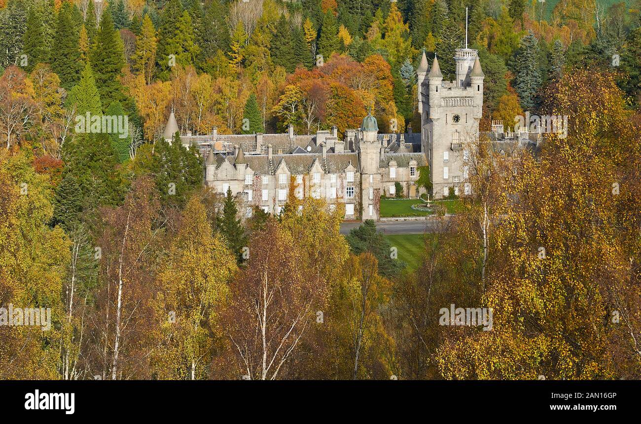 BALMORAL CASTLE CATHIE ROYAL DEESIDE SCOTLAND THE GREY CASTLE UMGEBEN VON GOLDENEN BIRKEN IN HERBSTFARBEN Stockfoto
