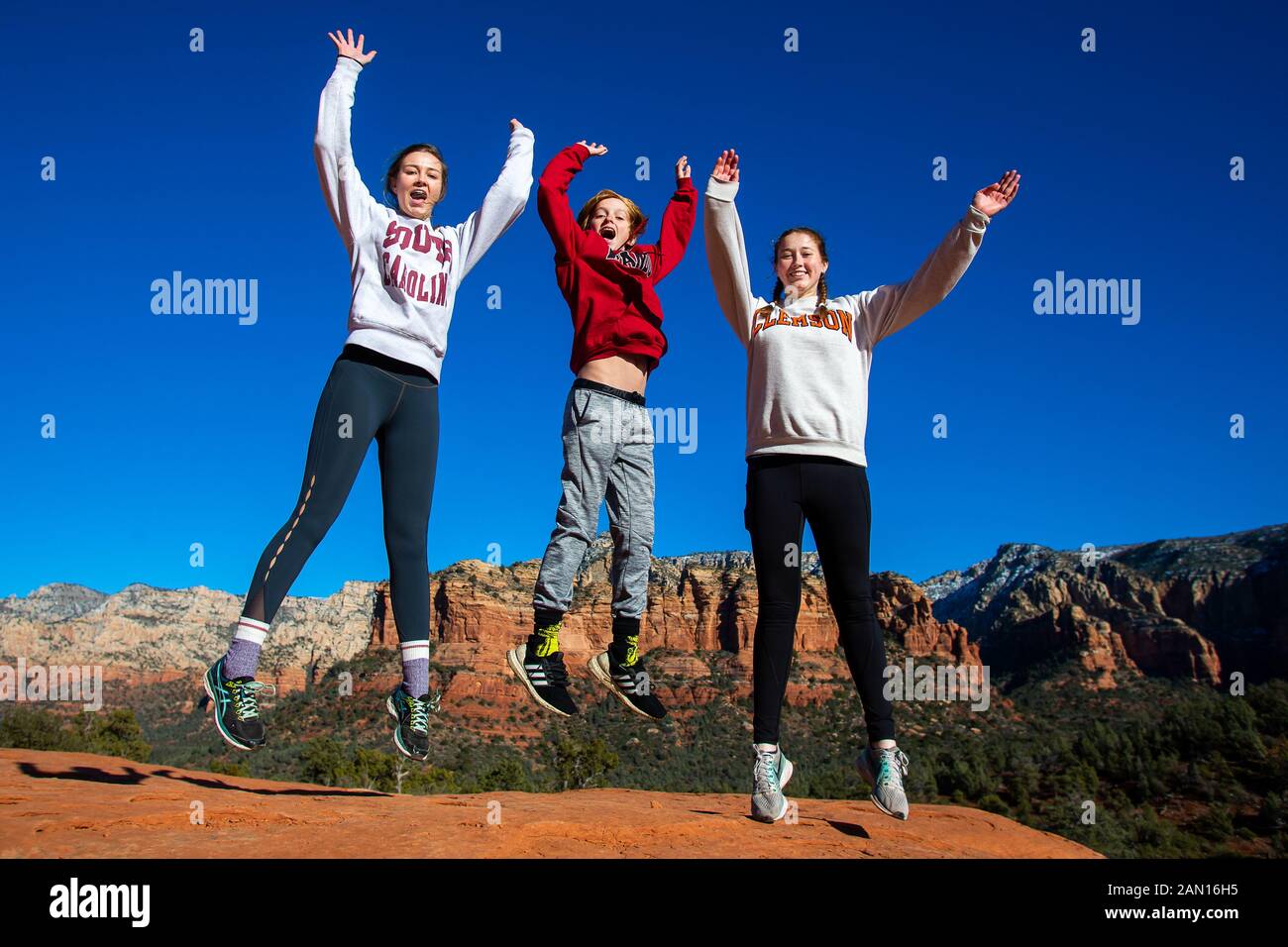 Familienfotos aus Sedona, Arizona, die Tour über rote Felsen machen. Stockfoto