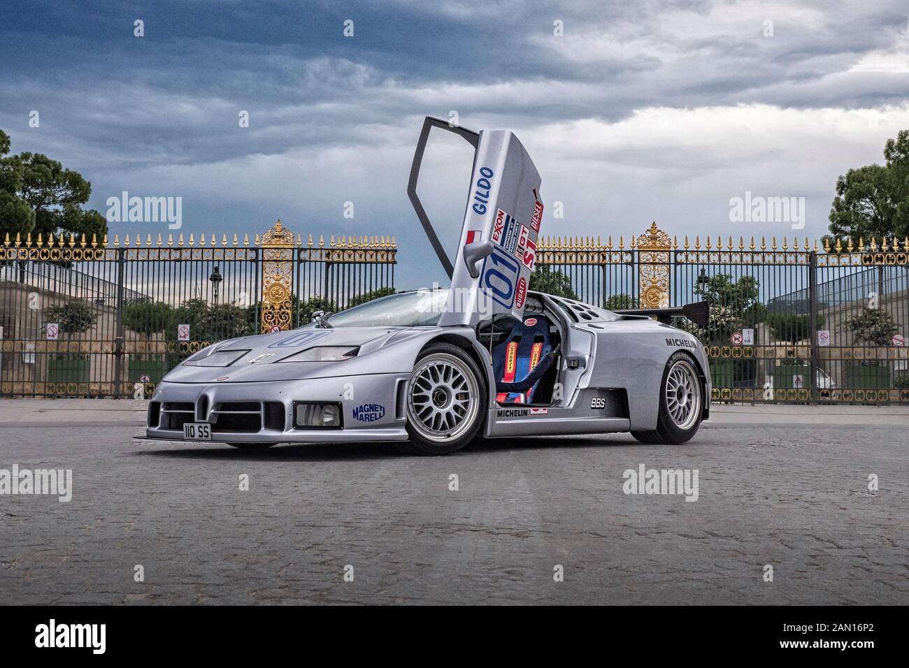 Rennwagen Bugatti EB110 auf der Champs Elyse Paris. Silbernes Auto 1995 GTS1 IMSA Rennwagen Stockfoto