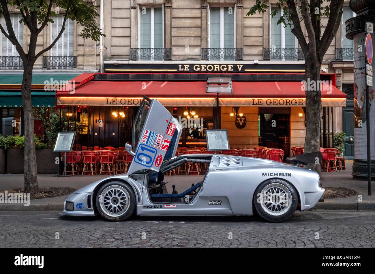 Rennwagen Bugatti EB110 auf der Champs Elyse Paris. Silbernes Auto 1995 GTS1 IMSA Rennwagen Stockfoto