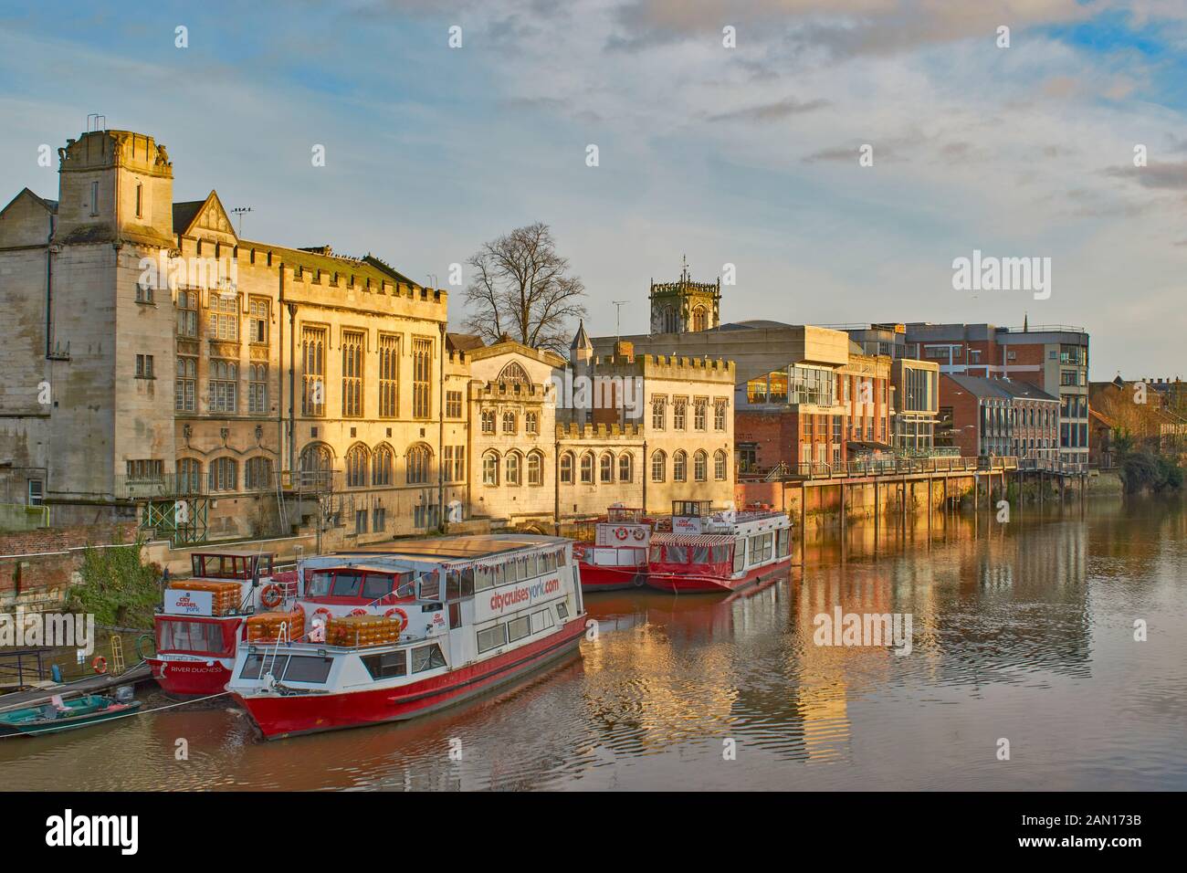 YORK CITY ENGLAND DAS FLUSSHAUS MIT VERMOORTEN TOURISTENKREUZFAHRTSCHIFFEN Stockfoto