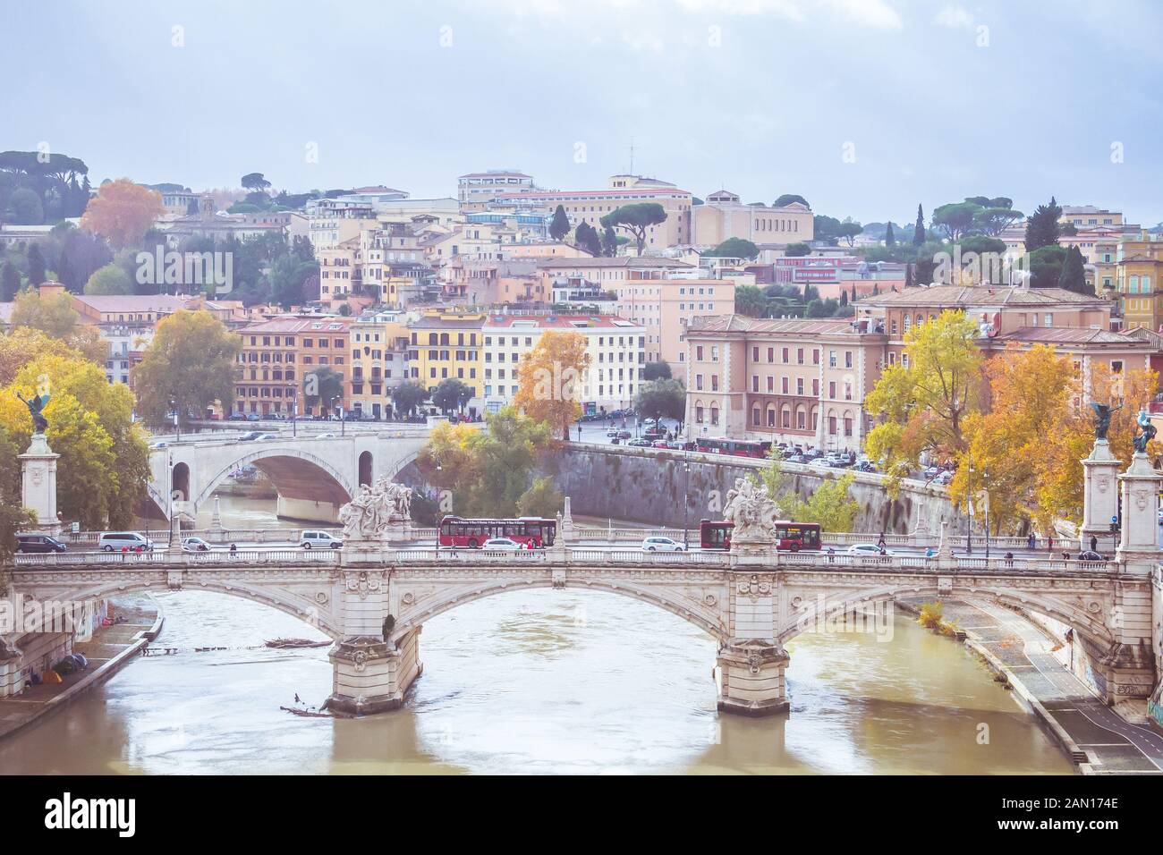 Blick vom Dach des Schlosses von ST. Angelo in Rom. Italien. Brücke über den Tiber Stockfoto