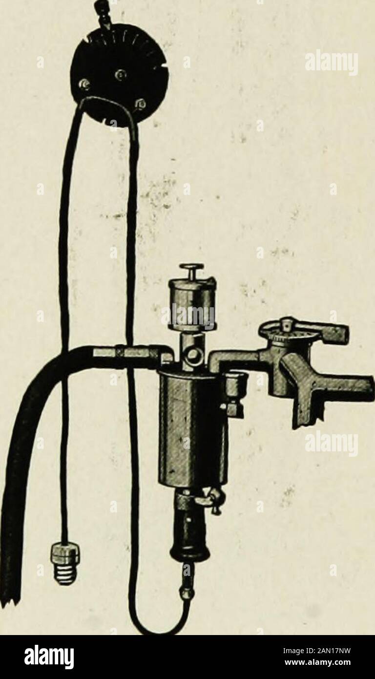 Vorträge über allgemeine Anästhetika in der Zahnmedizin, die schmerzlose Zahnoperationen durch den Einsatz von Lachgas, Lachgas und Sauerstoff, Chloroform, Äther, Ethylchlorid und Somnoform befürworten. Peinlich, wenn Sie nur zwei oder drei weitere Inhalationen benötigen, um eine Anästhesie durchzuführen, bis ZUM STAND NR. 1 von POETABLE MIT TYP F-ZYLINDERN. Die Zylinder enthalten 350 Gallonen Sauerstoff und 1.280 Gallonen Nitrousoxid. Ständer können weggelassen und Wandklemmen nach Bedarf geliefert werden. Die Regler reduzieren automatisch den Gasdruck, wodurch ein gleichmäßiger Fluss erzeugt wird, der perfekt gesteuert werden kann. Diese Zylinder werden von TH hergestellt Stockfoto