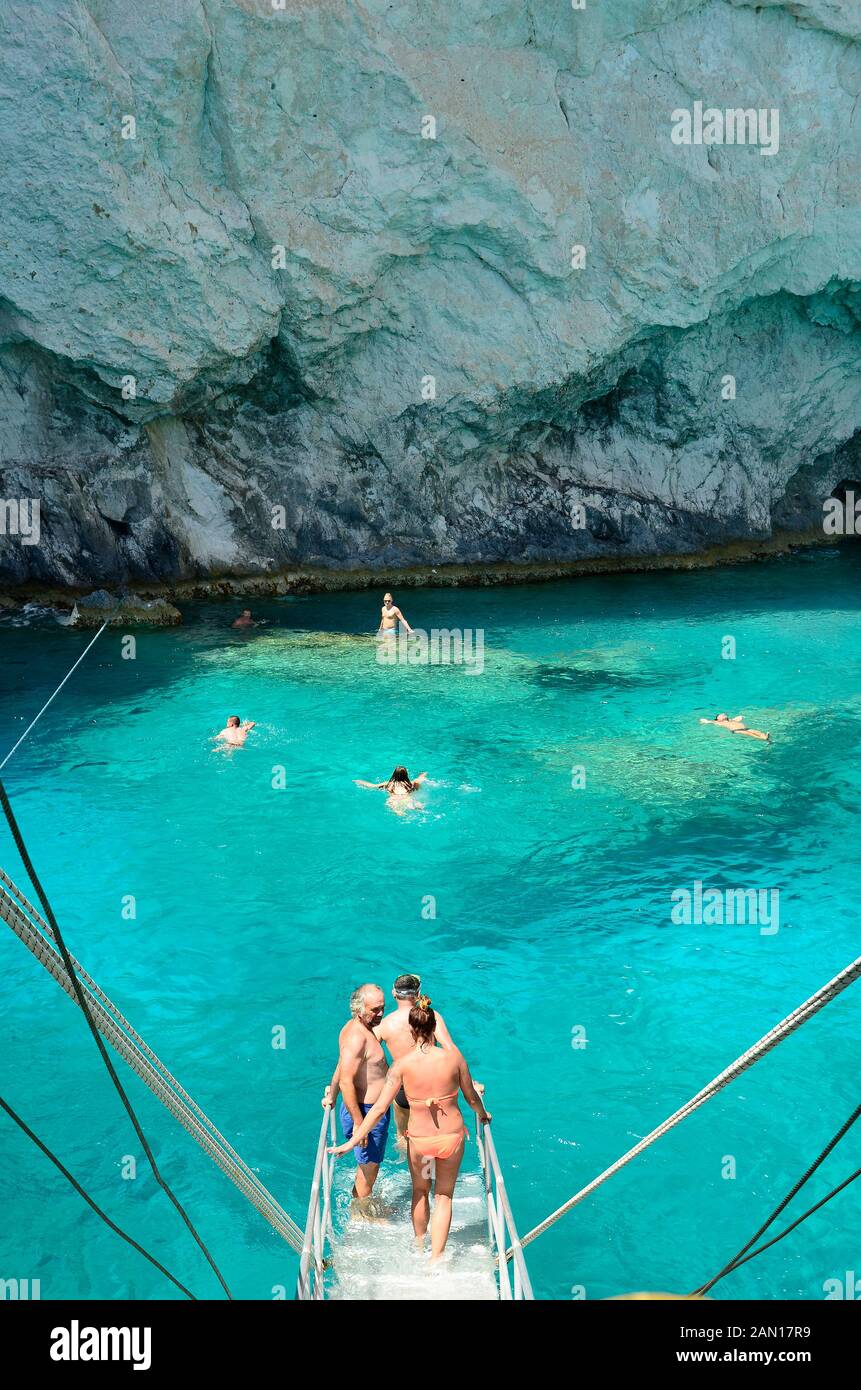 Zakynthos, Griechenland - 25. Mai 2016: Unbekannter Menschen auf Kreuzfahrt Schiff starten Schwimmen am blauen Meer auf der felsigen Ufer Stockfoto