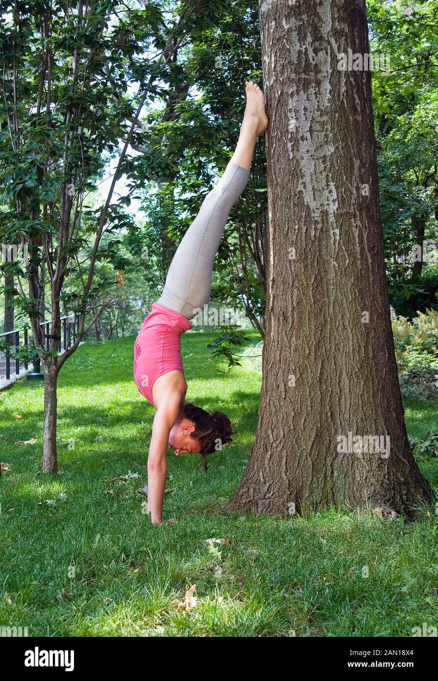 Eine Frau, die einen Handstand macht. Stockfoto