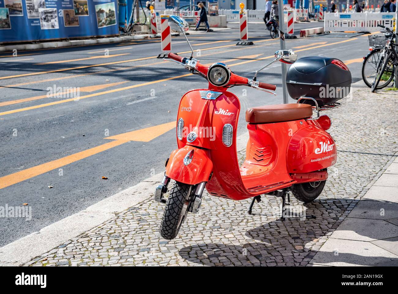 Red scooter auf einer Straße der Stadt Stockfoto