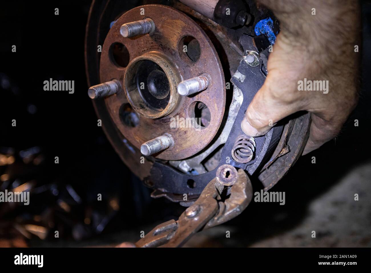 Während ausgesetzt Bremsen Bremsbeläge job Stockfoto