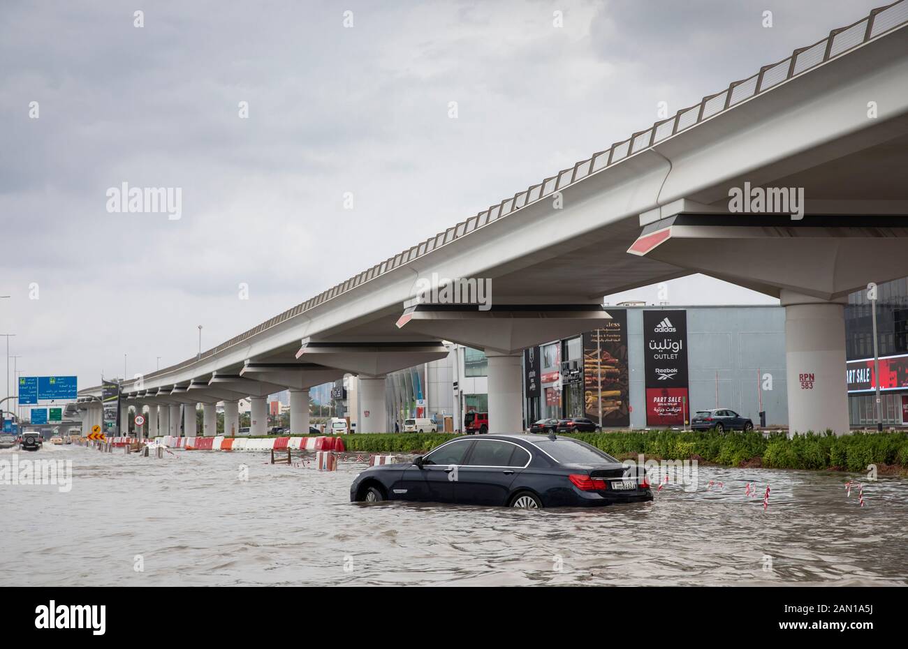 Dubai, Vereinigte Arabische Emirate, 11. Januar 2020: Überschwemmte Straßen von Dubai nach einem schweren Niedergang Stockfoto