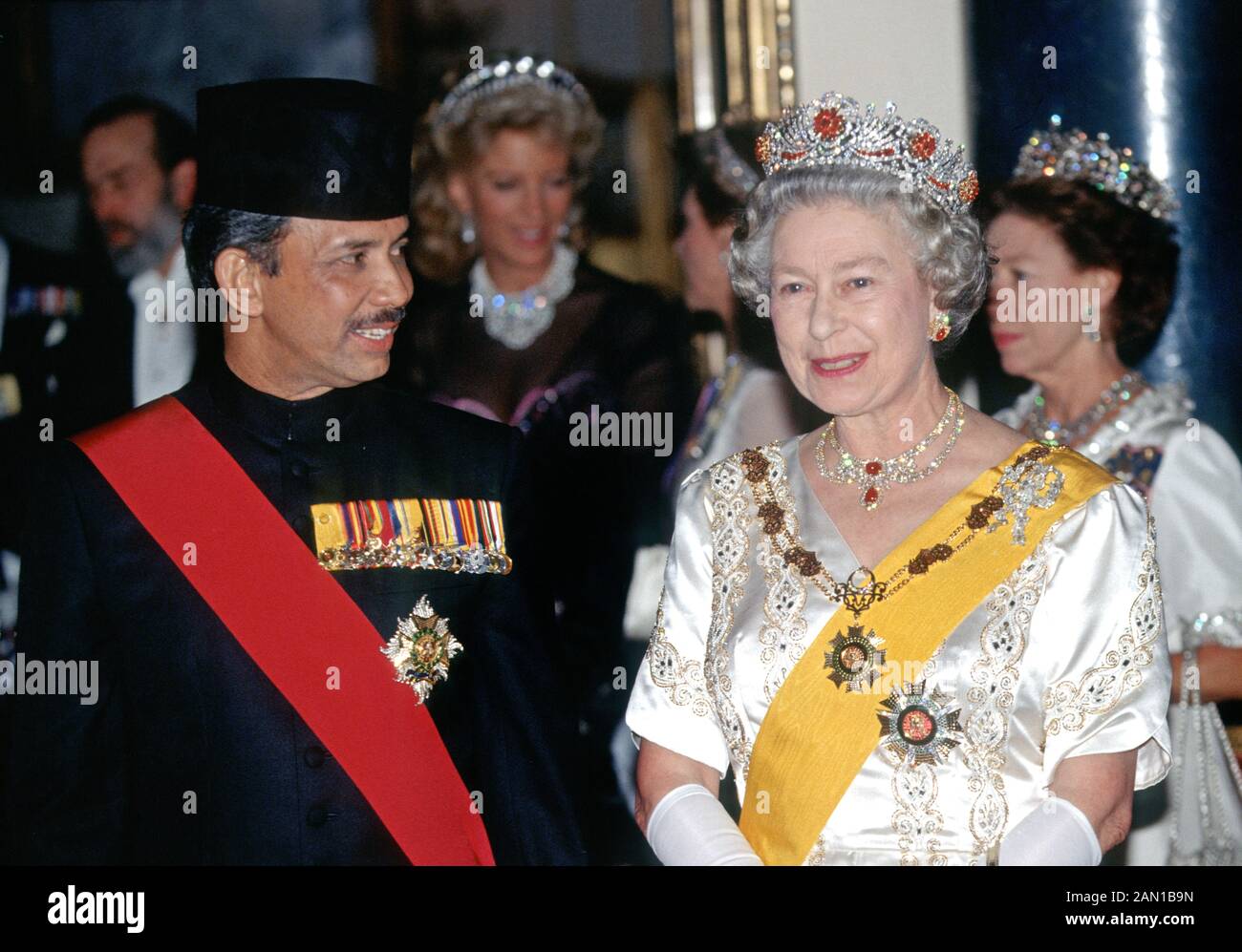 Der Sultan von Brunei und die Königin Elisabeth II. Nehmen am 19. November 1992 an einem Staatsbankett im Buckingham Palace, London, England Teil Stockfoto