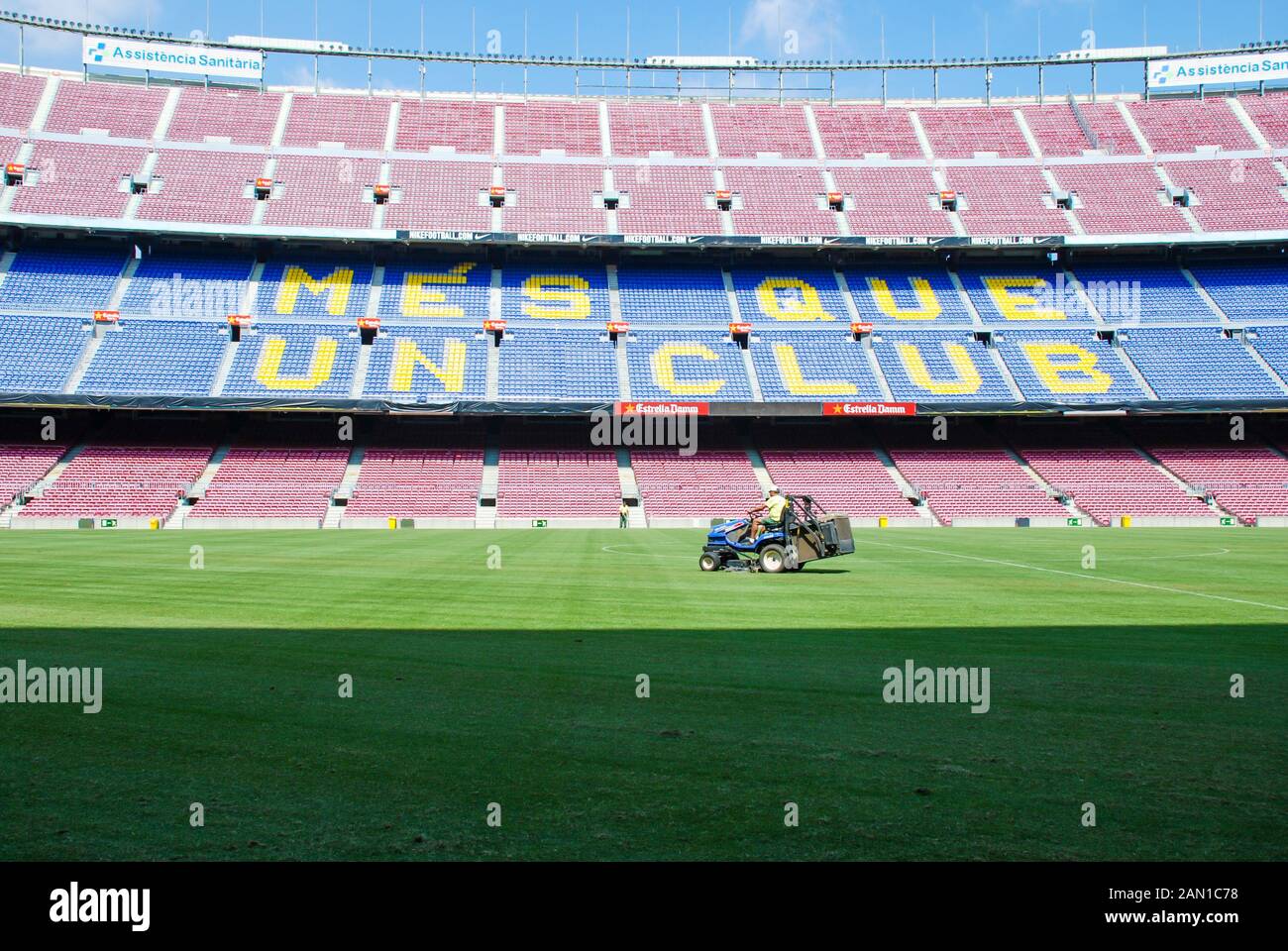 Spanien, BARCELONA - JULI 2013: Ein Blick auf das Heimstadion des FC Barcelona, das Stadion Camp Nou und den Rasenmähertraktor. Stockfoto