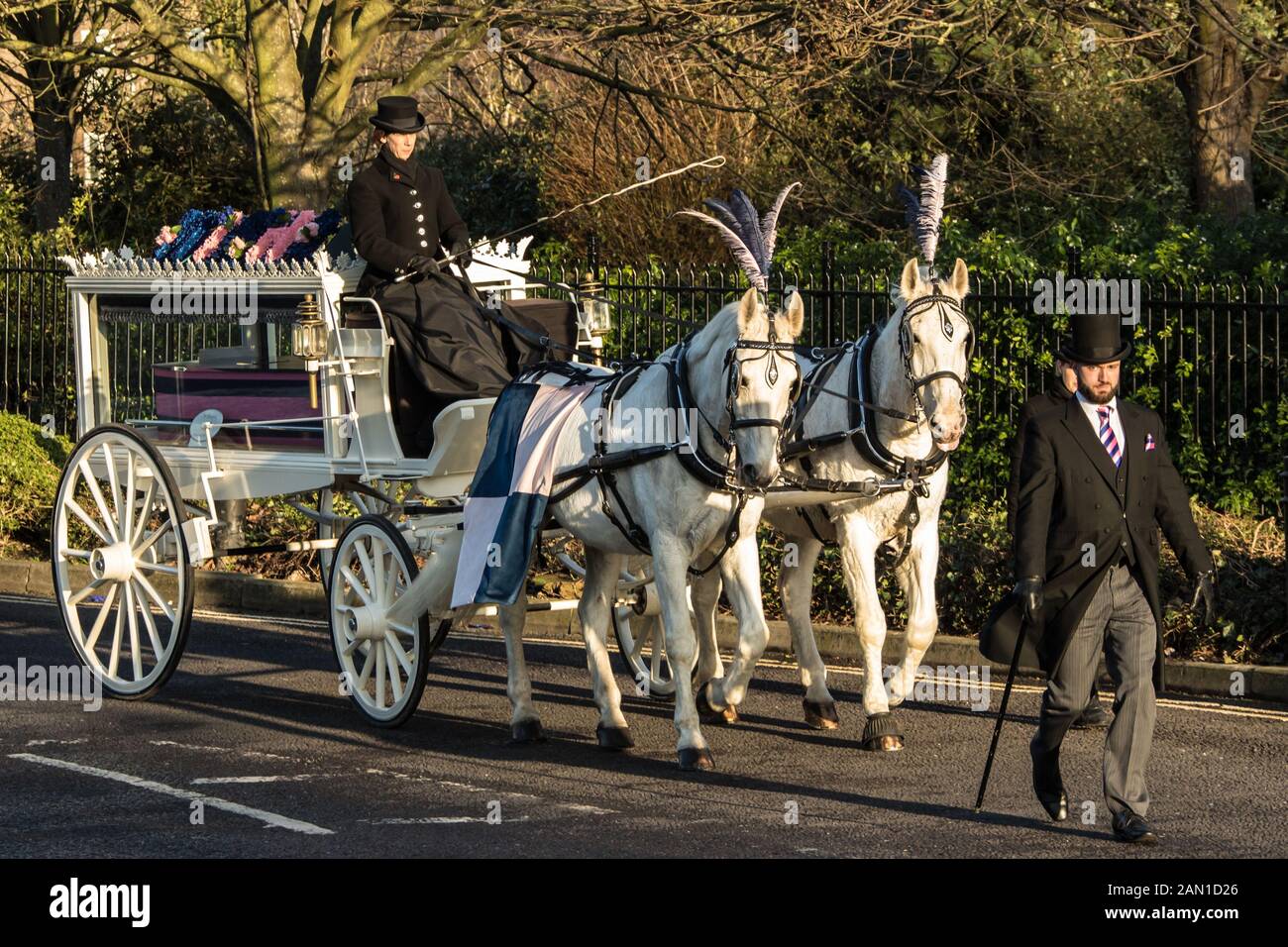 East Dulwich, South London, Großbritannien. Januar 2020. Fans und Freunde säumten die Straße am Eingang des Dulwich Hamlet Football Club, um Mishi Morath, dem viel beachteten Dulwich Hamlet Fan, ihre Achtung zu erweisen, da ihn sein von Pferden gezogener Trauerkortege zum letzten Mal auf den Champion Hill Ground brachte. Credit: David Rowe/Alamy Live News Stockfoto