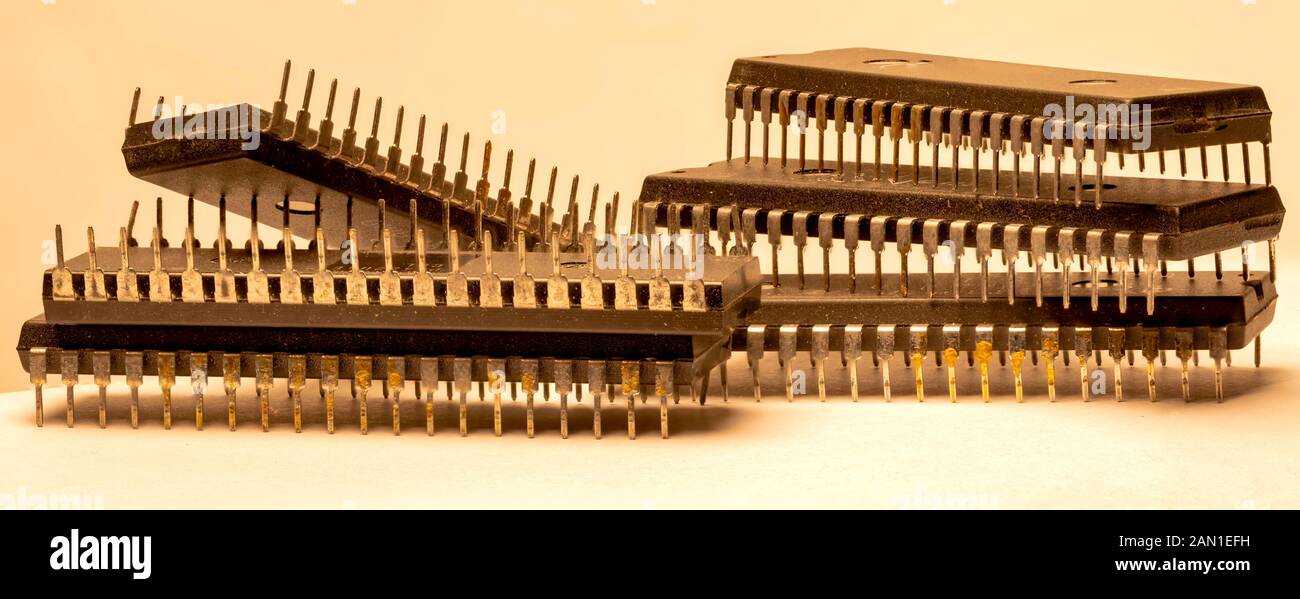 Elektronische Chips von integrierten Schaltkreisen in den ersten Computern verwendet und das Zurückgehen auf die Jahre 1980/1981, einen Teil von "Meine Sammlung" Stockfoto