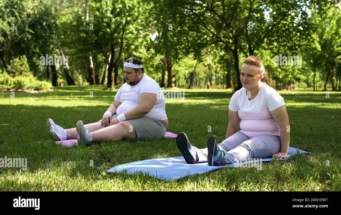 Übergewichtige Paare ruhen nach hartem Training, mangelnder Motivation, Gewichtsverlust Stockfoto