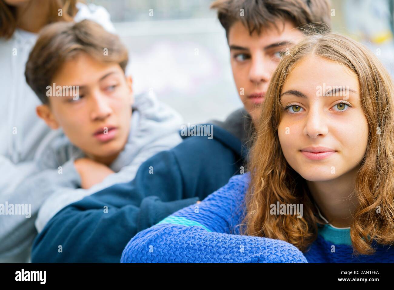 Teenager-Mädchen sitzen im freien Stockfoto