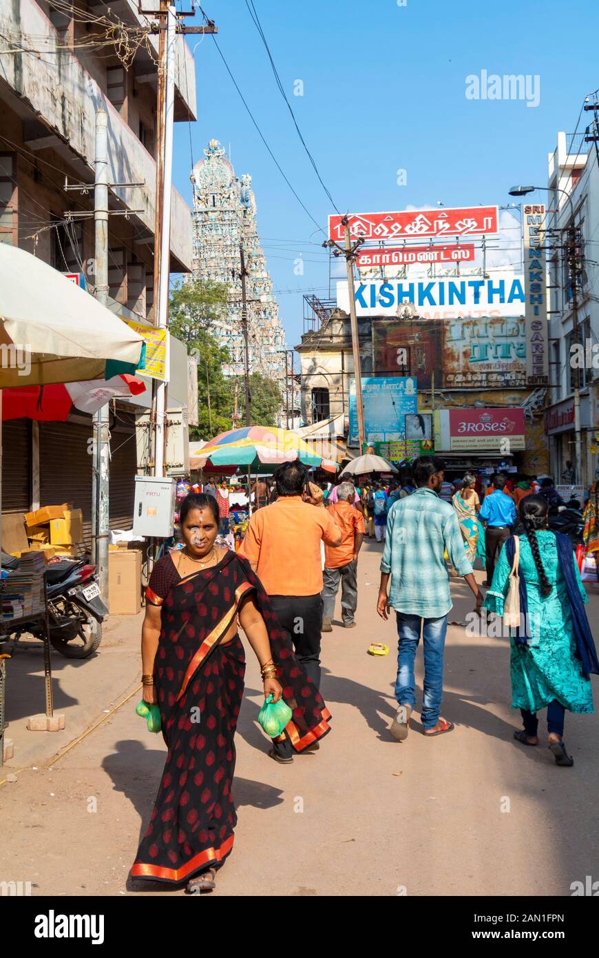 Einheimische Frau, die auf der Straße geht, Madurai, Südindien Stockfoto