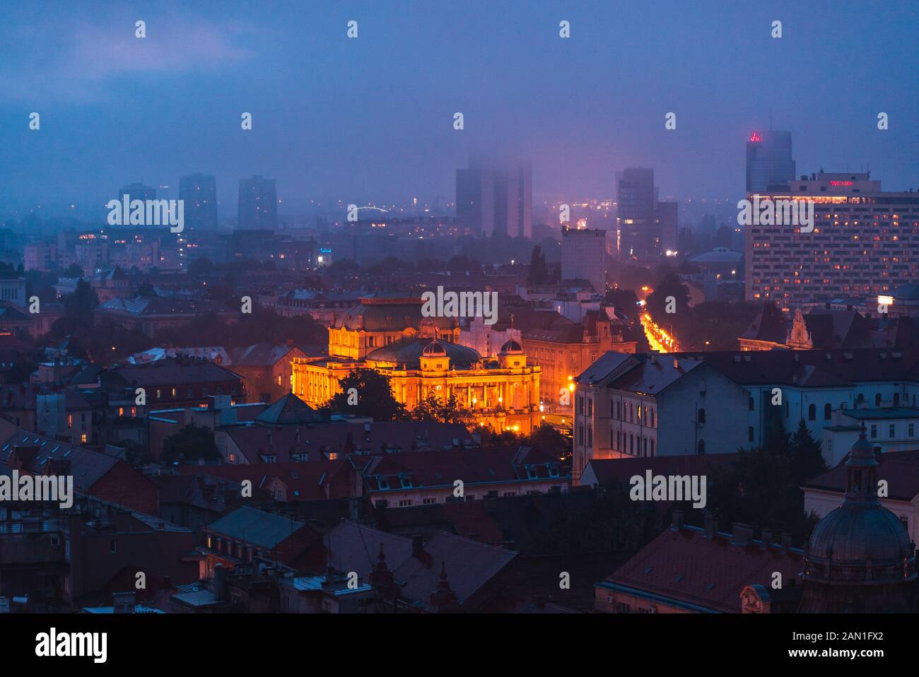 Blick auf die Skyline in der Dämmerung Stockfoto