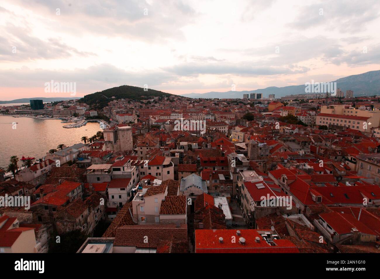 Blick auf die Altstadt in der Abenddämmerung Stockfoto