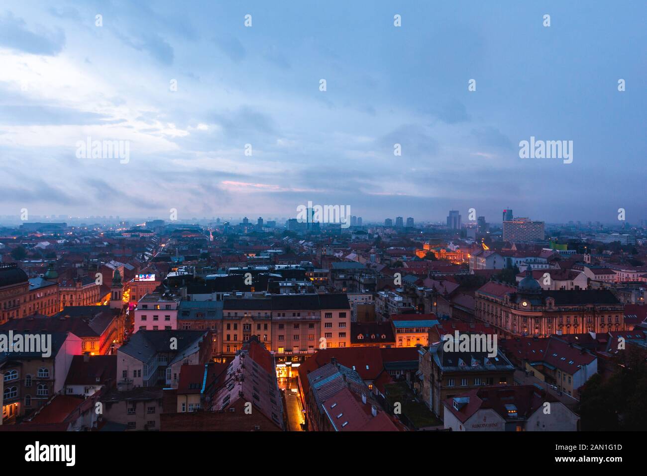 Blick auf die Skyline in der Dämmerung Stockfoto