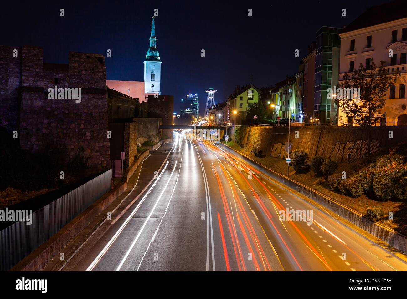 Leichter Weg auf der Straße in der Nacht Stockfoto