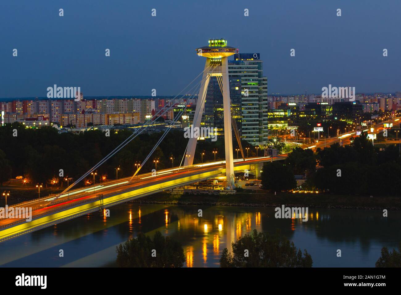 Blick auf die UFO-Brücke mit der Stadt Stockfoto