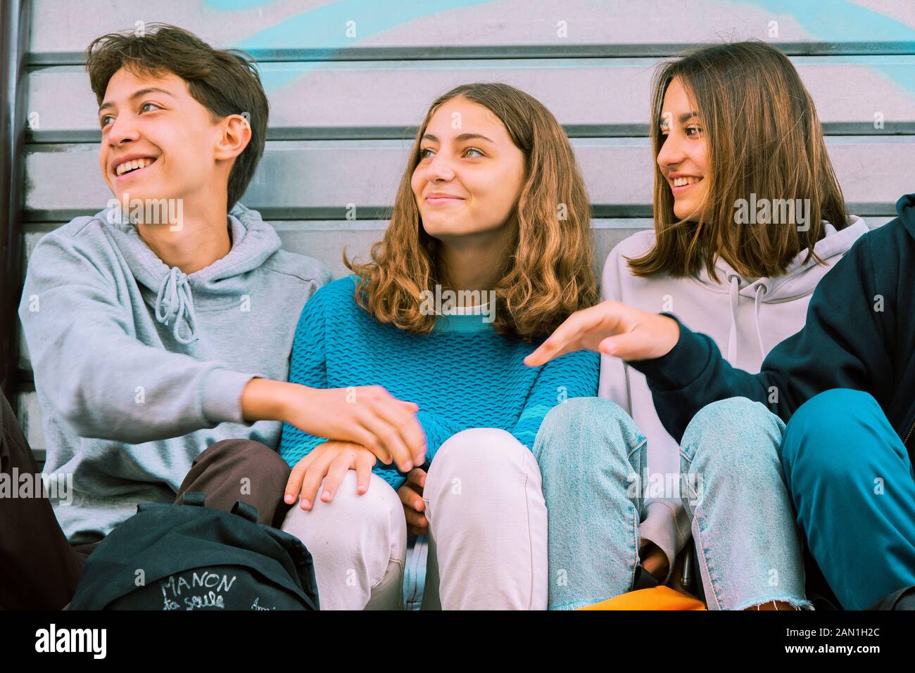 Freunde im Freien sitzen Stockfoto