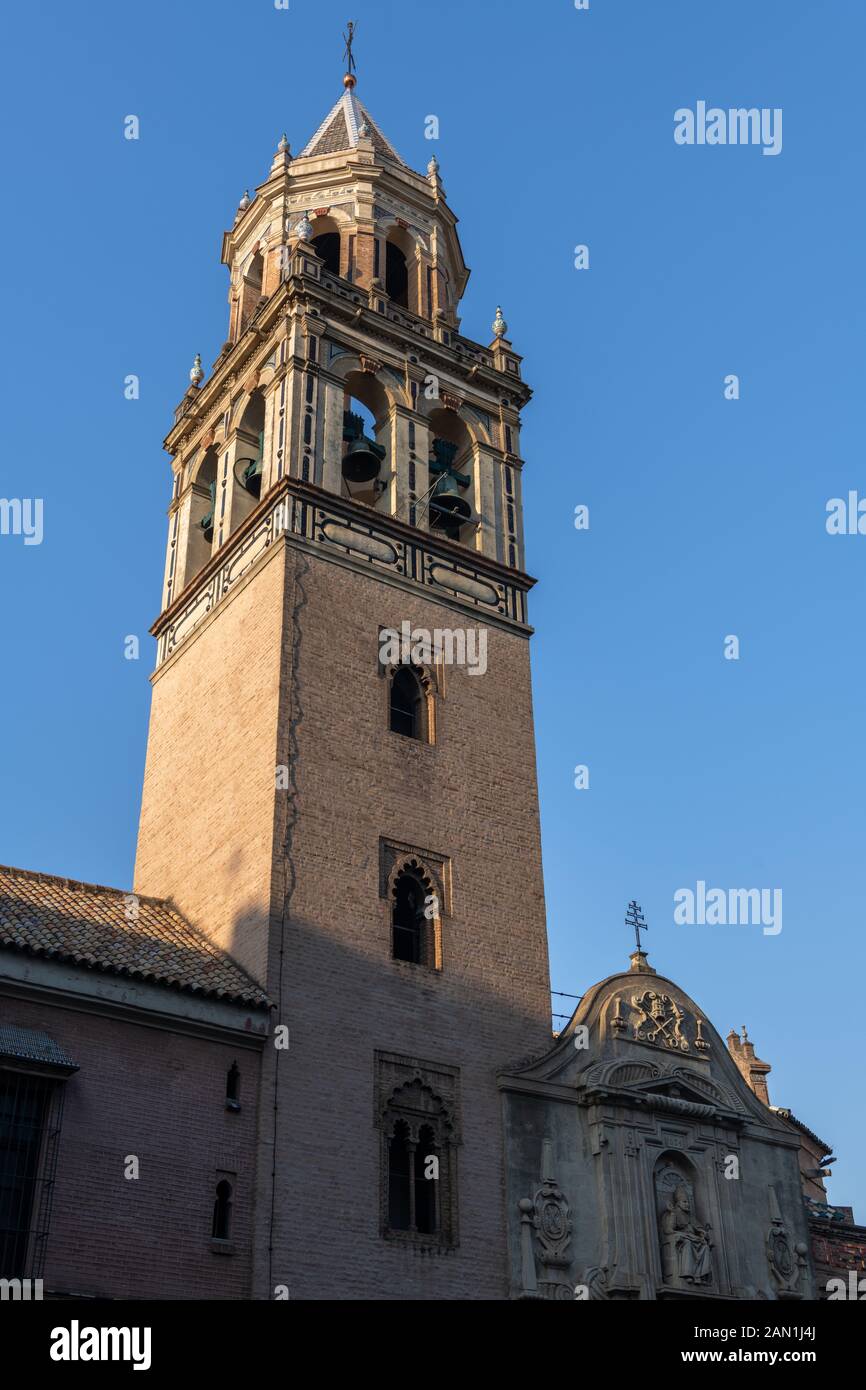 Der Glockenturm der Iglesia de San Pedro, wie der Rest der Kirche, ist eine Mischung aus Barock und Mudejar Stil. Velazquez wurde in der Kirche getauft Stockfoto