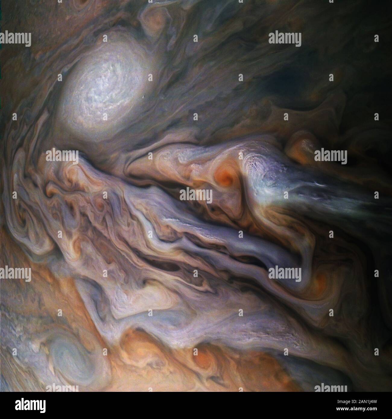 Jupiter - 2018 - EINE Vielzahl von wirbelnden Wolken im dynamischen North Temperate Belt des Jupiter wird in diesem Bild von der Juno-Raumsonde der NASA aufgenommen. Stockfoto