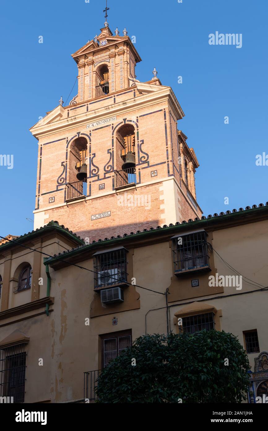 Die aufwendige 1788 Glockenturm der Iglesia de San Juan de la Cruz in der Calle Feria in Sevilla. Stockfoto