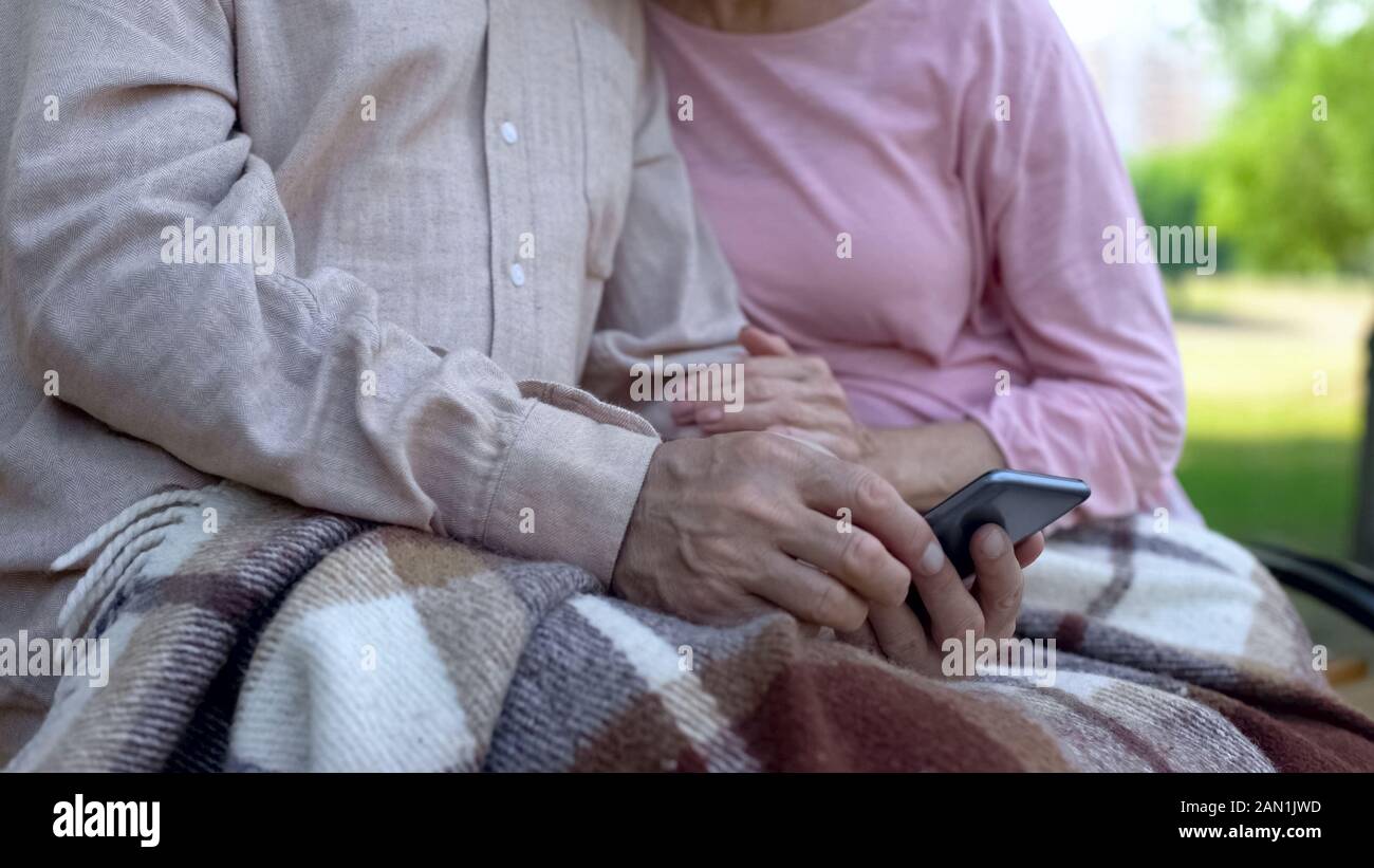 Alten Großeltern, Familie Fotos, Smartphone, Relaxen im Park, Gadget Stockfoto