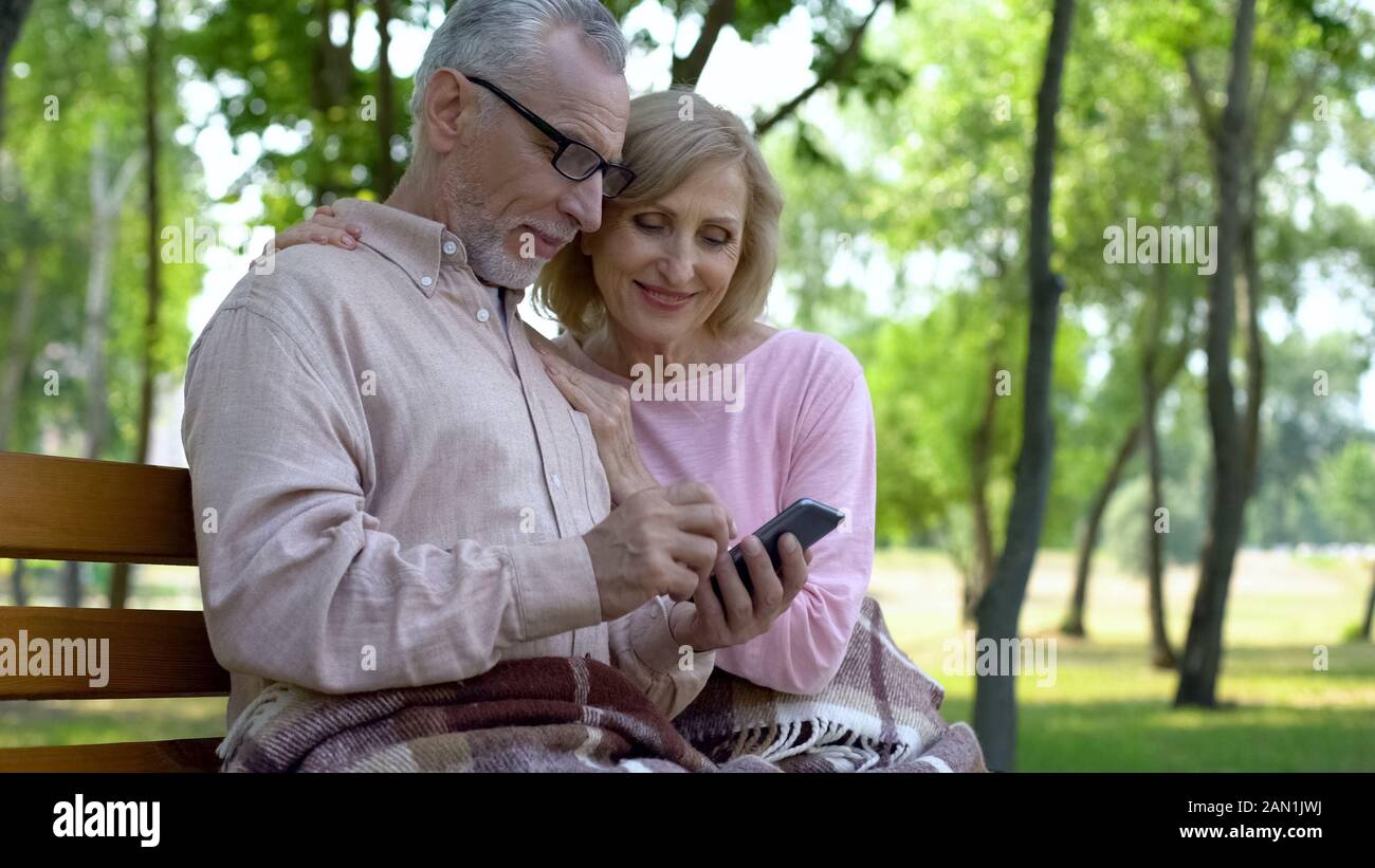 Älterer Mann und Sie ihr Smartphone Frau, Pensionsfonds Anwendung, Gadget Stockfoto Älterer Mann und Sie ihr Smartphone Frau, Pensionsfonds Anwendung, Gadget Stockfoto