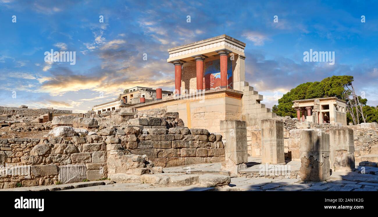 Minoan des North Entrance Propylaeum mit seiner bemalten Stierkampfarena, der archäologischen Stätte des Knossos-Palastes, auf Crete. Bei Sonnenuntergang. Stockfoto