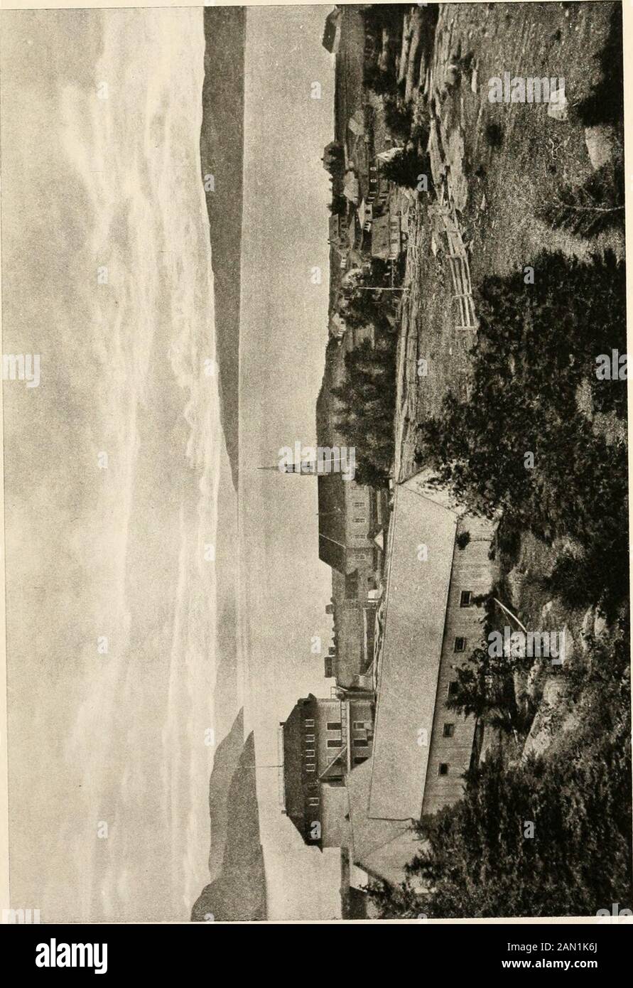 Amerika, malerisch und deskriptiv . lopes in der Nähe des watersedge entlang der Täler mehrerer kleiner Bäche, Eachcluster hat seine Kirche mit dem hohen Turmspitze. Das Thebassin liegt zwei oder drei Meilen weiter, umschlossen von kühneren Klippen und abgerundeten Hügeln, die Strände von Avide mit Sand und Kieselsteinen zeigen den großen Anstieg und Fall der Flut.Es gibt ein Sägewerk oder zwei, und Schnittholz und Huckle-Beeren sind die Produkte des Distrikts. Chicoutimivillage liegt über der Kluft, an einem Punkt, an dem sich die Invaliden erweitern, die wilden Berge, die sich zurückziehen, Leavinga-Raum für sanfte Baumhänge und Kulturfelder. Stehend, hig Stockfoto