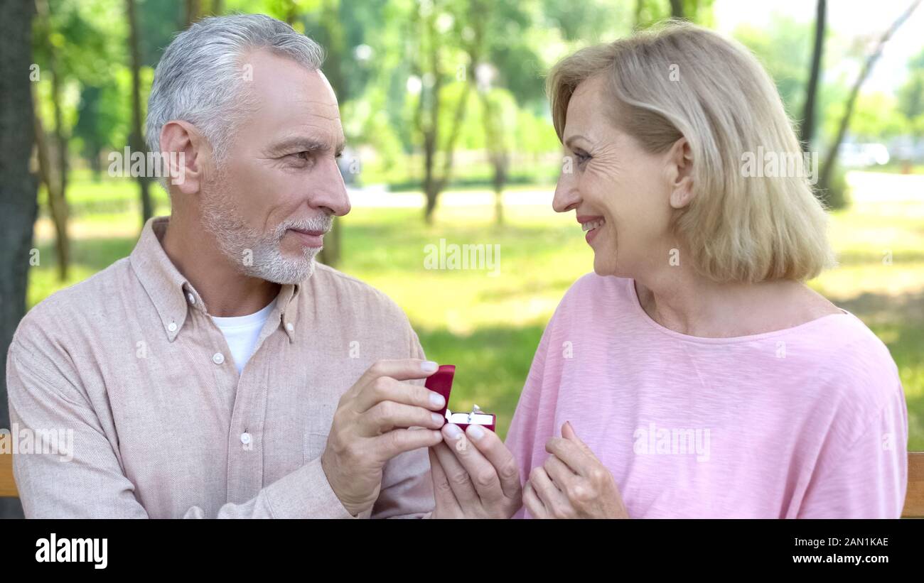 Alter Mann schlägt die Ehe zu Lady, Erneuerung der Eid auf goldenen Hochzeit Stockfoto