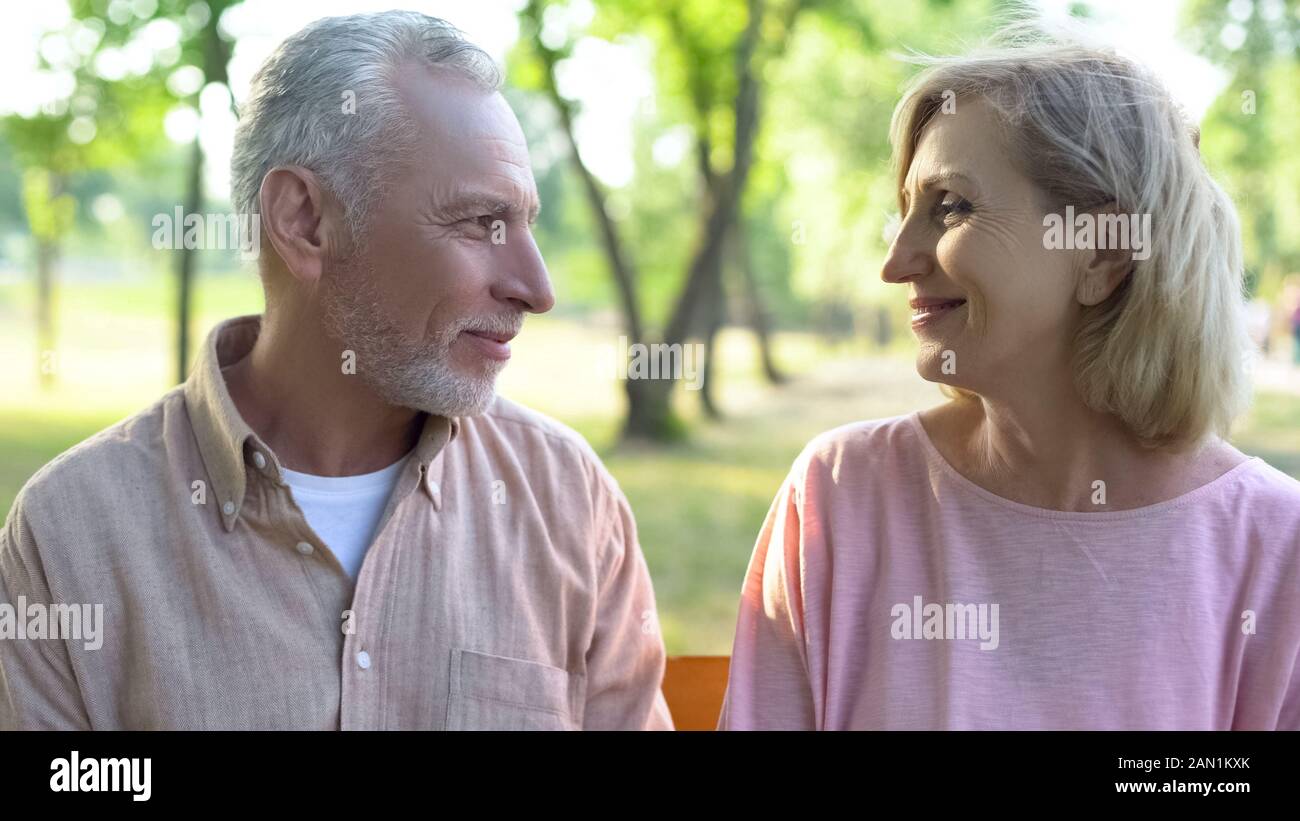 Lächelnd Mann und Frau einander, romantische Beziehungen, Datum Glück Stockfoto