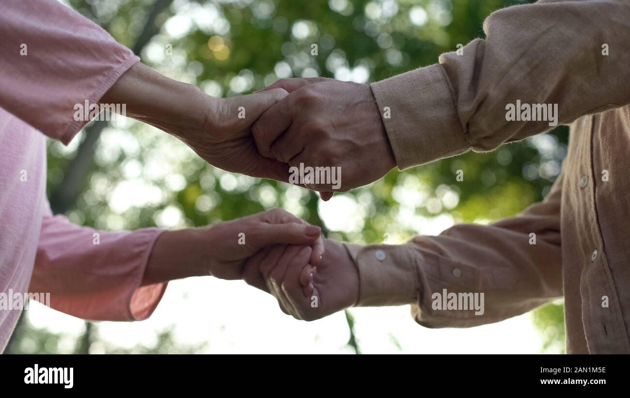 Senior Paar Hände halten, Konferenz Alter zusammen, enge Beziehung, Pflege Stockfoto