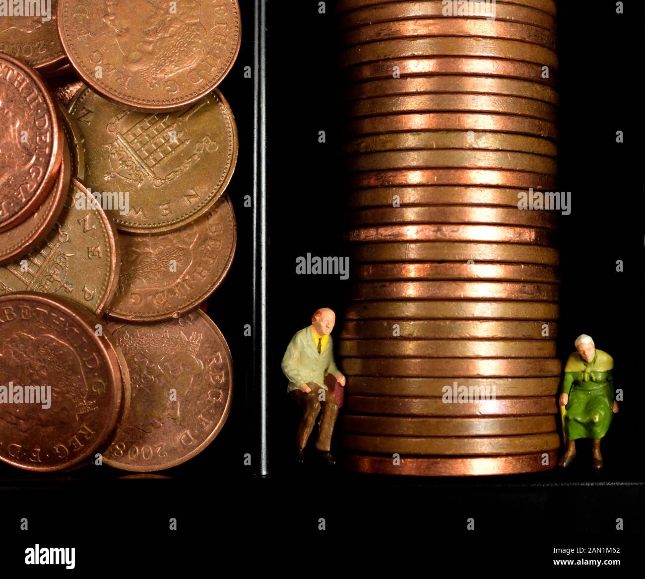 Miniaturfiguren, Rentnerpaar neben Geld, Bargeld, Münzen, Konzept Stockfoto