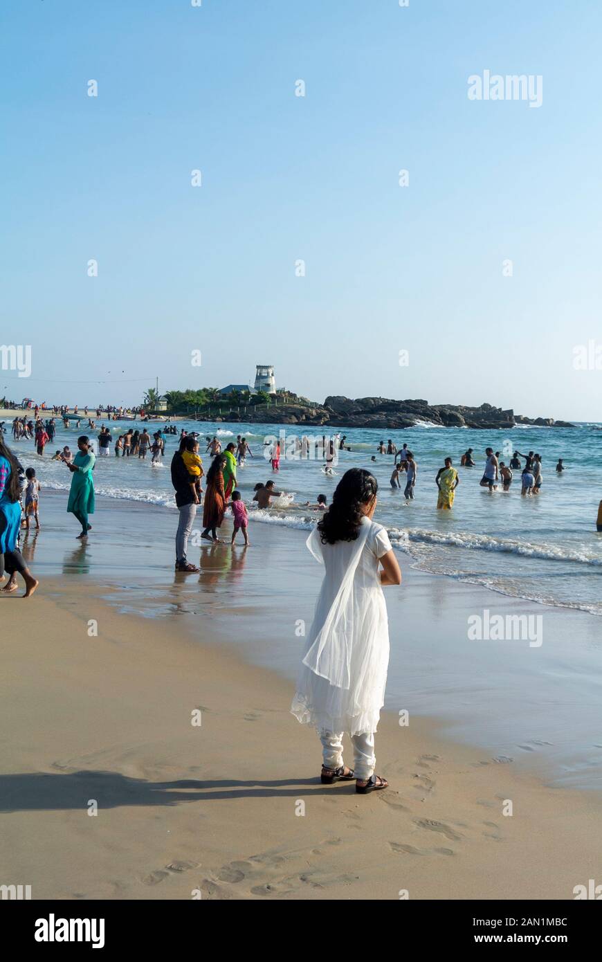 Kovalam, Kelara/Indien: Einer der schönsten Strände Indiens: Eine indianerin in weißer Saree Stockfoto