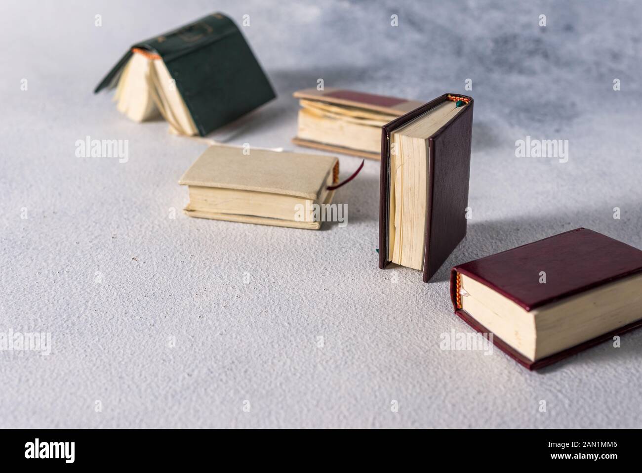 Ein Stapel alter wenig Bücher. Schäbig Seiten, beschädigte Buch deckt. Stockfoto