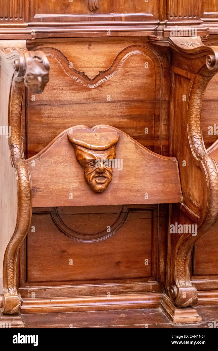 Eine Schnitzerei des Gesichts eines Mannes auf der Unterseite eines Holzchorstalls in Iglesia del Salvador in Sevilla Stockfoto