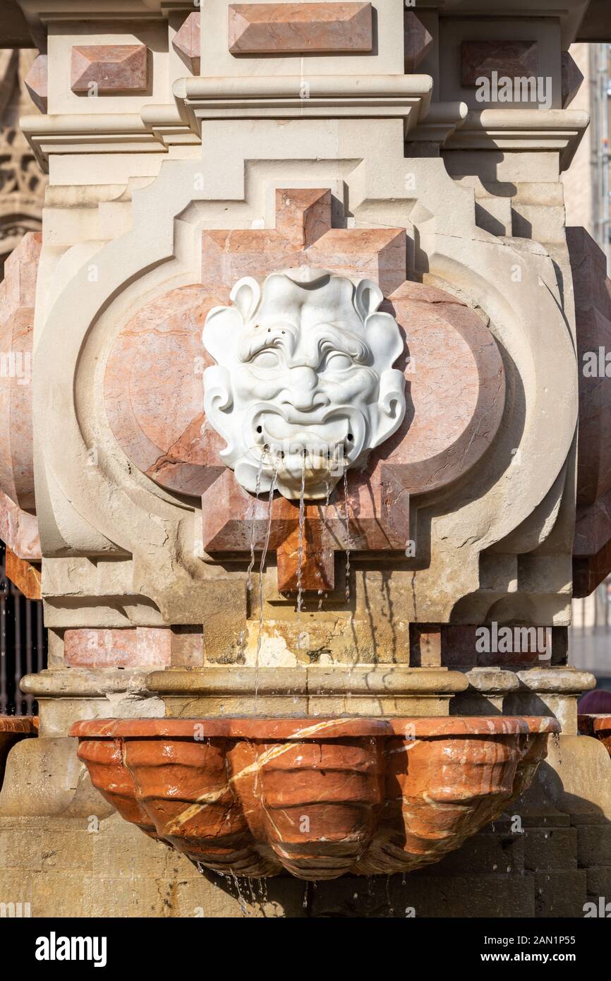 Details des Brunnens von José Lafita Diaz für die Ibero-amerikanische Ausstellung von 1929. Die Wasserspeier sind Nachbildungen römischer Grotesken in der Casa de Pilatos Stockfoto