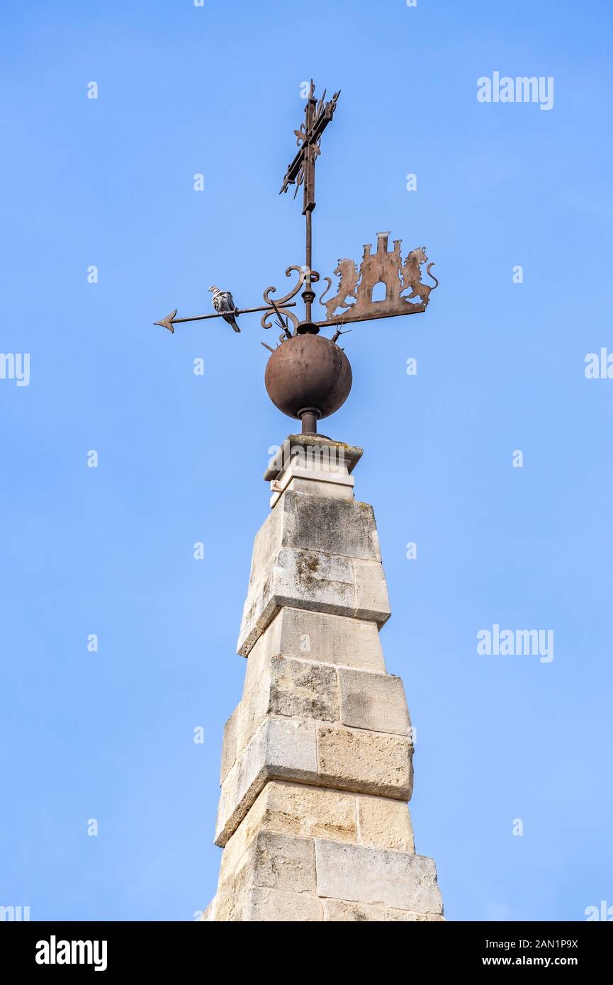 Eine Weathervane und Kreuz auf einem der vier rustizierten Obelisken, die die Ecken der Casa Lonja de Mercaderes auf der Plaza Virgen de los Reyes schmücken Stockfoto