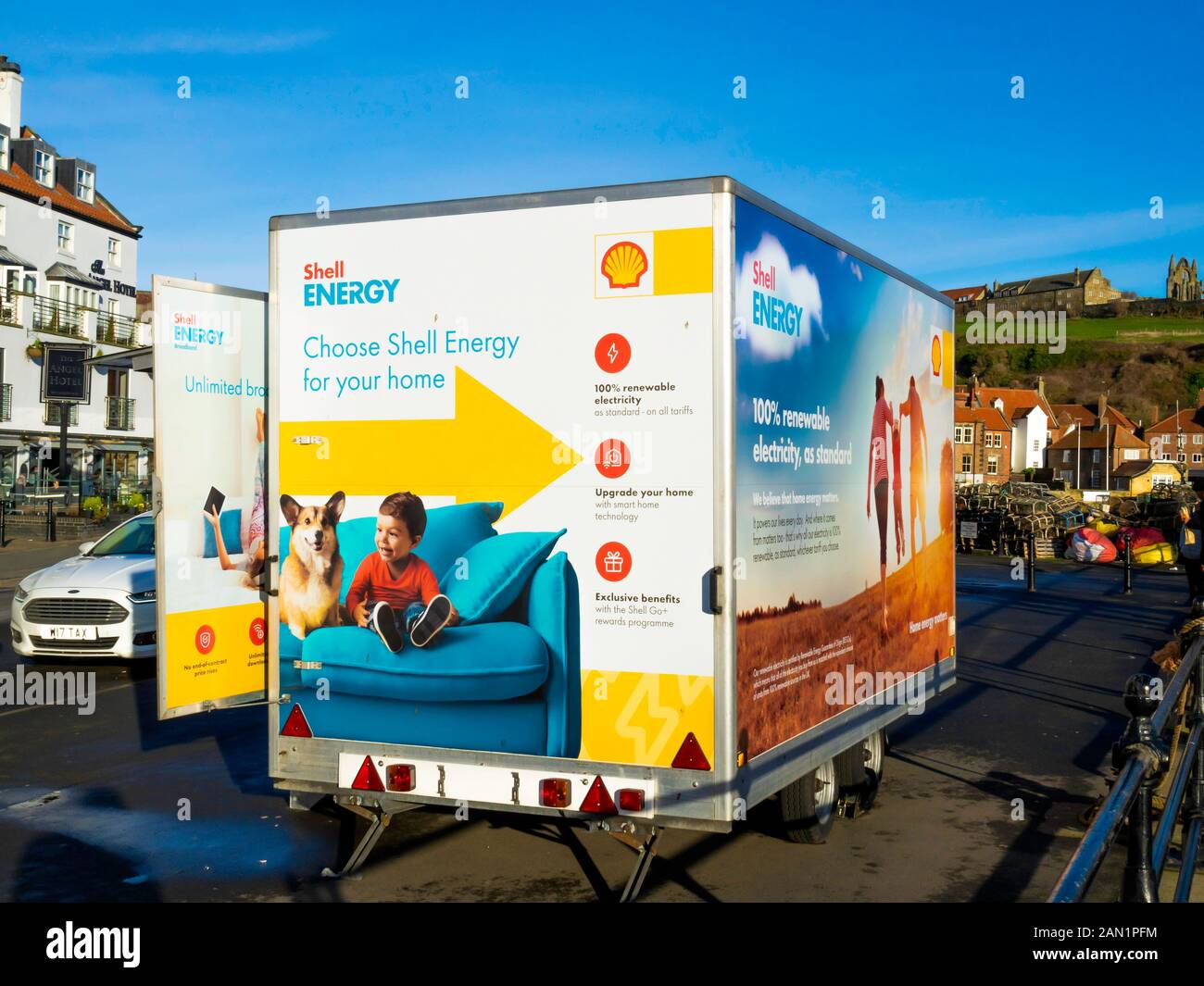 Ein mobiles Büro von Shell Energy, in dem das Unternehmen Hausenergie an Hauskunden in Whitby verkauft Stockfoto