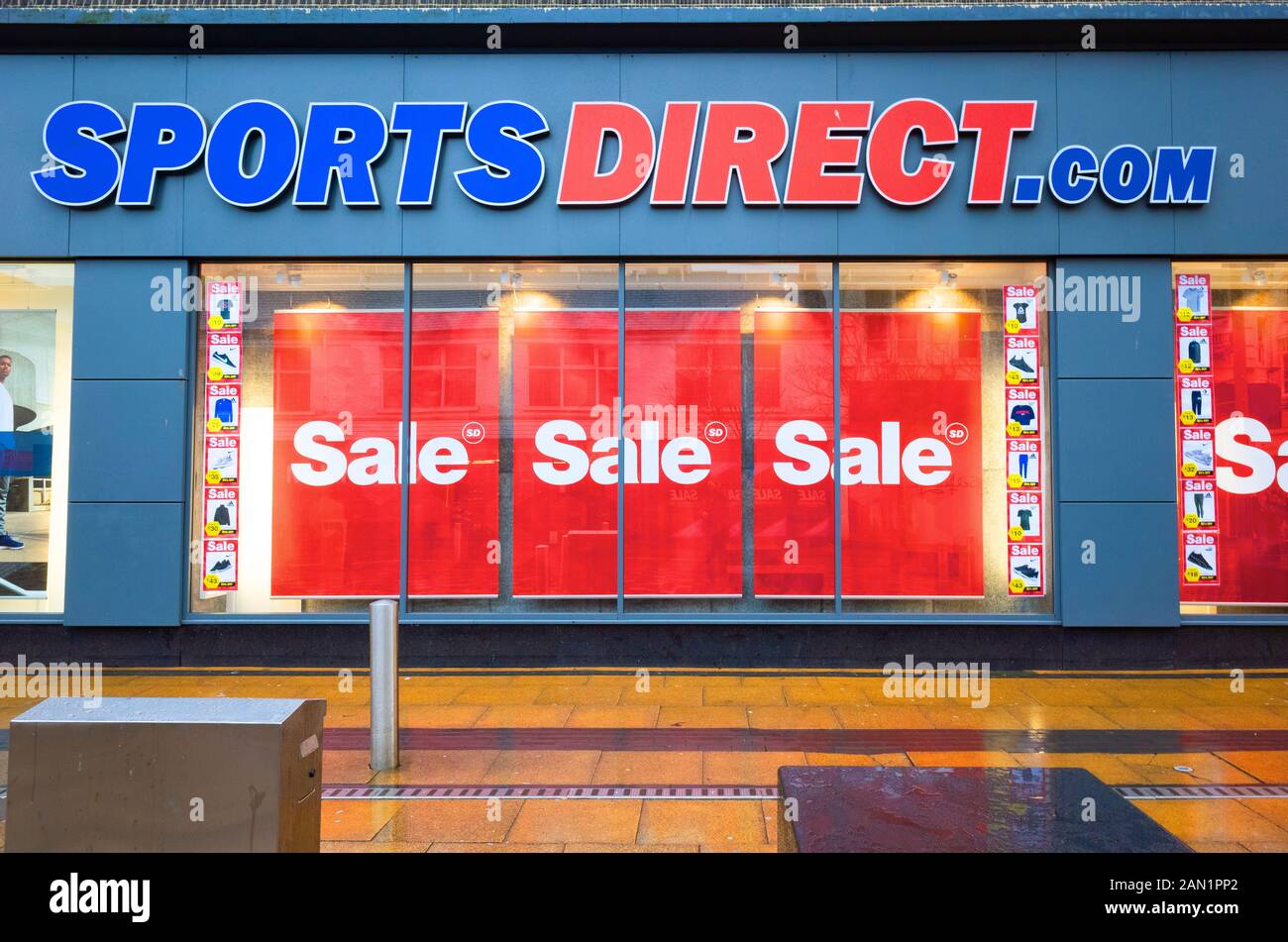 Fenster eines großen Sports Direct Shops mit roten Verkaufshinweisen Stockfoto