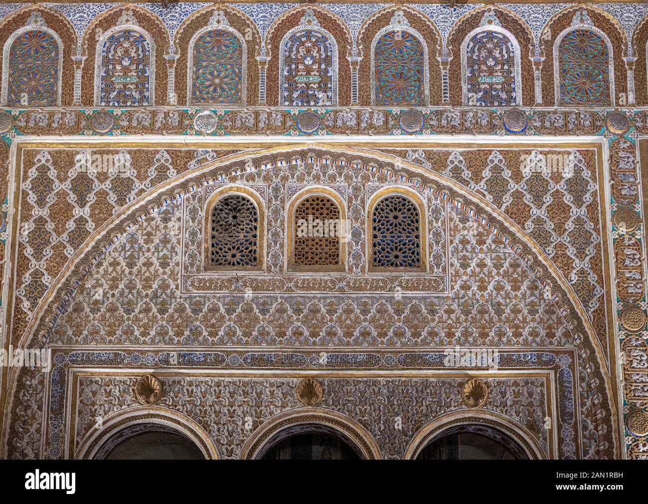 Mehrere muslimische Bögen schmücken die hochverzierte Salón de Embajadores, die ursprünglich für Empfänge und große Gerichtssammlungen im Echten Alcázar verwendet wurde. Stockfoto