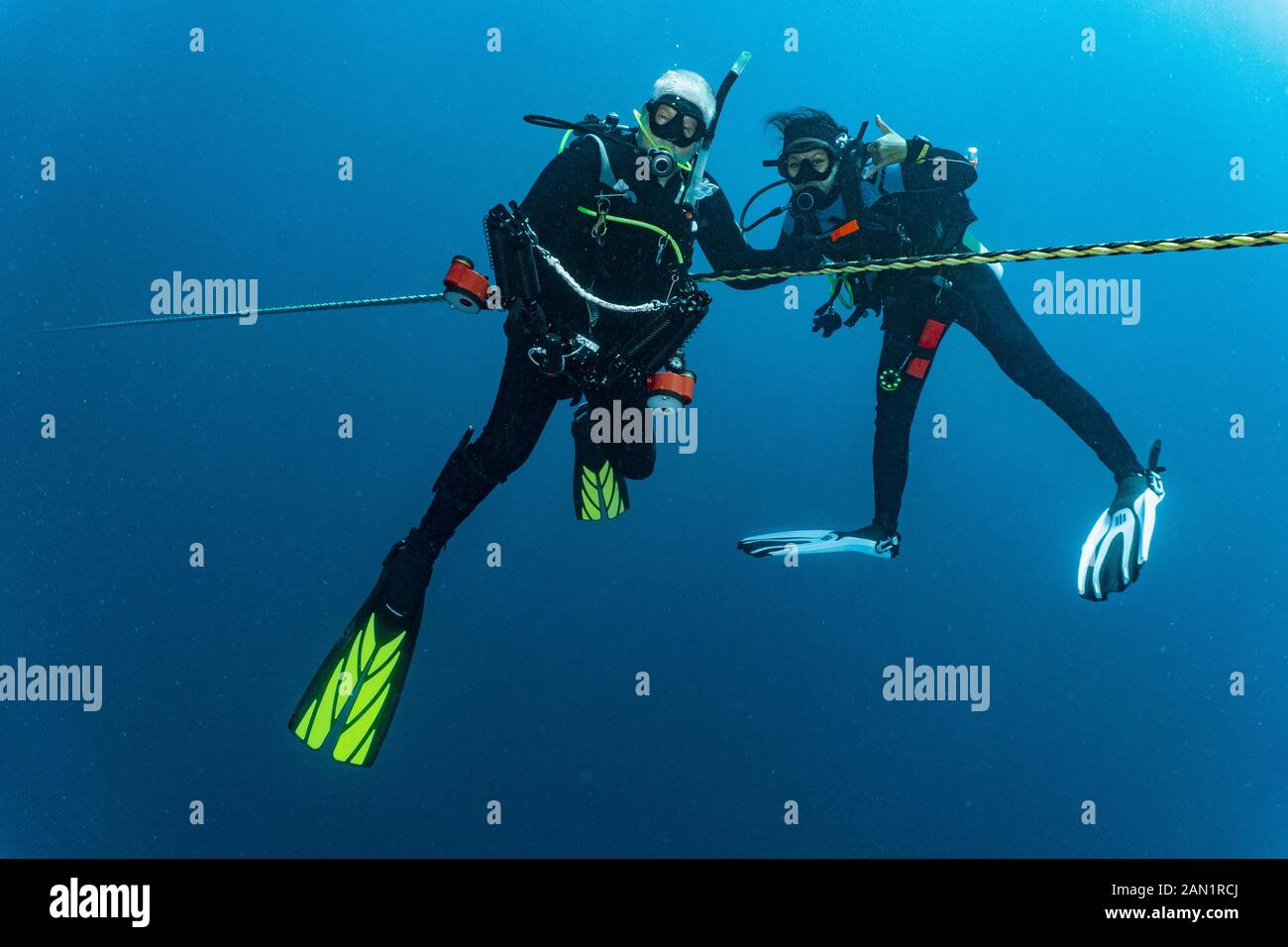 2 Taucher an der obligatorischen 3-minütigen Sicherheitshaltestelle an einer Anlegestelle Stockfoto